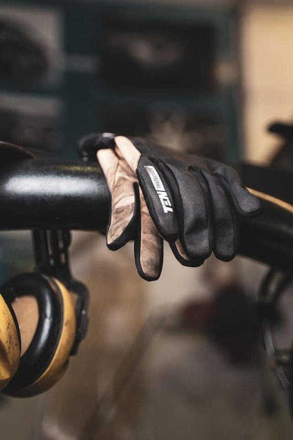 Comment choisir des gants de moto avec protection renforcée pour une utilisation en sport de vitesse ?